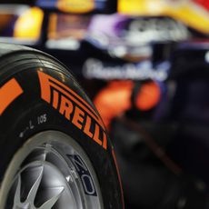 Neumático duro en el garaje de Red Bull