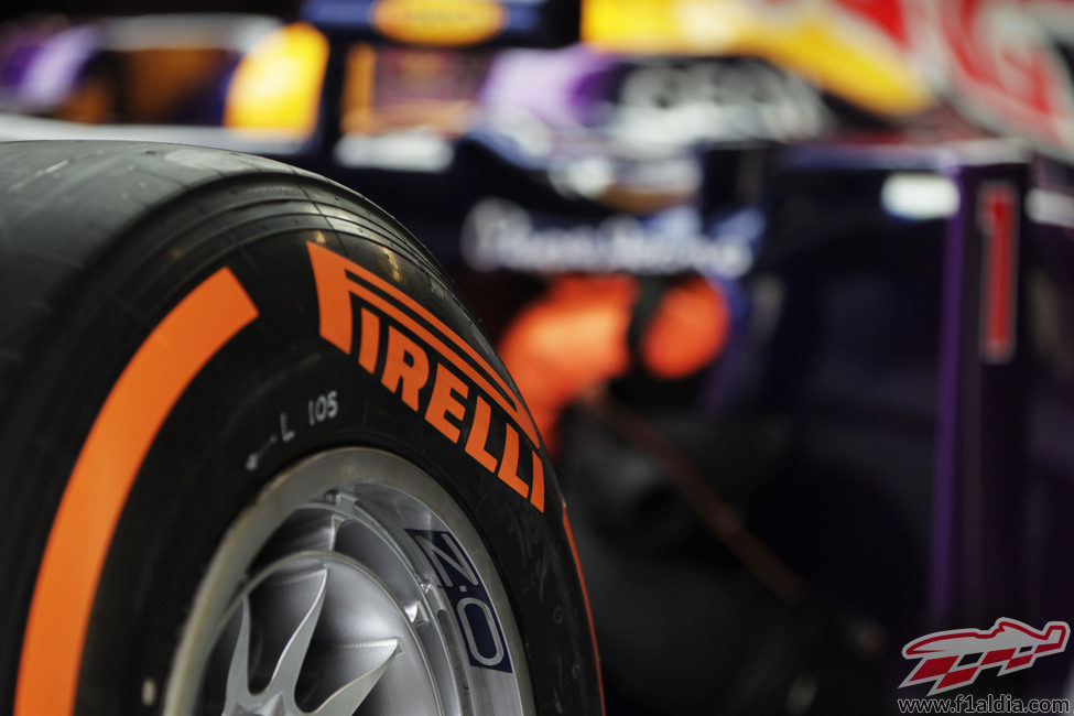 Neumático duro en el garaje de Red Bull