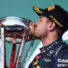 Sebastian Vettel besa su trofeo