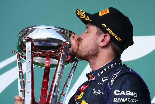 Sebastian Vettel besa su trofeo