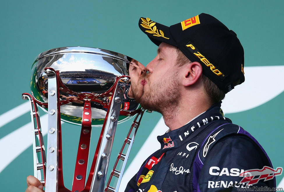 Sebastian Vettel besa su trofeo