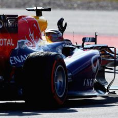 Sebastian Vettel saluda desde el RB9