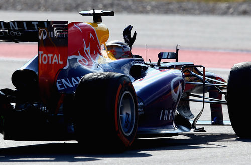 Sebastian Vettel saluda desde el RB9