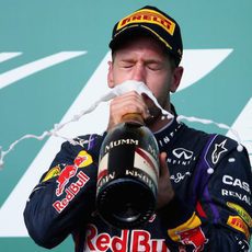 Sebastian Vettel bebe champán