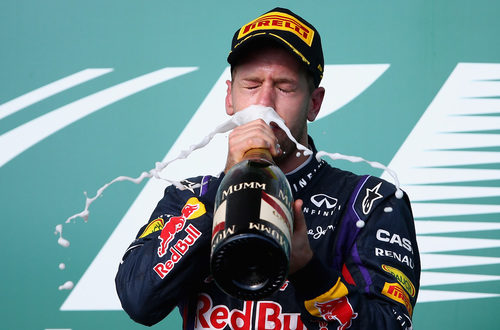 Sebastian Vettel bebe champán