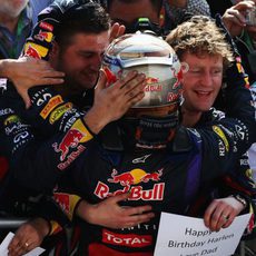Sebastian Vettel abraza a su equipo