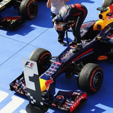 Vettel se sube al RB9 para celebrar la victoria