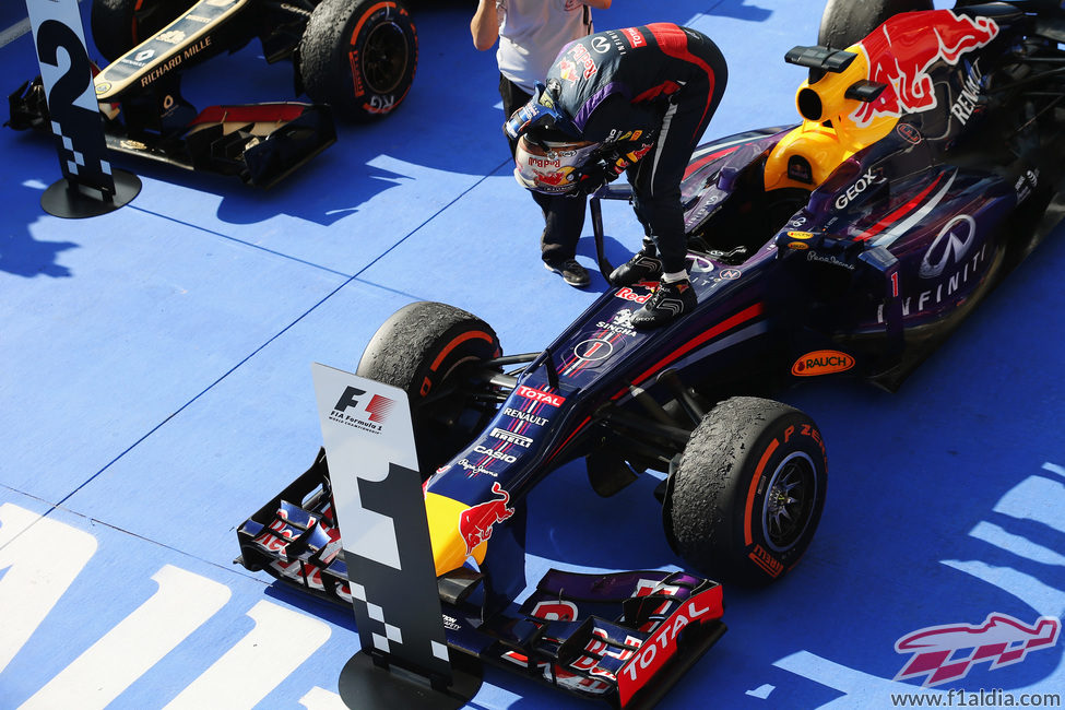 Vettel se sube al RB9 para celebrar la victoria