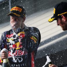 Baño de champán para sebastian Vettel y Romain Grosjean