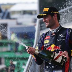 Mark Webber lanza champán en el podio
