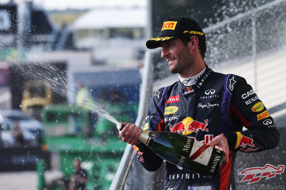 Mark Webber lanza champán en el podio