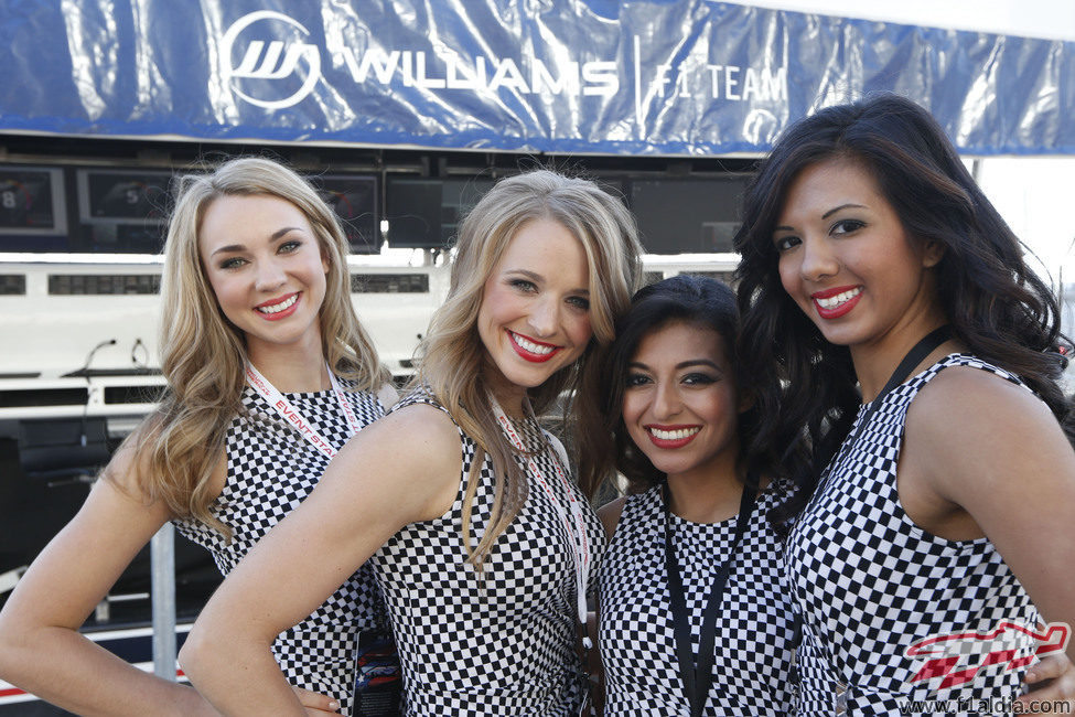 Las azafatas posan junto al cartel de Williams