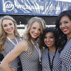 Las azafatas posan junto al cartel de Williams