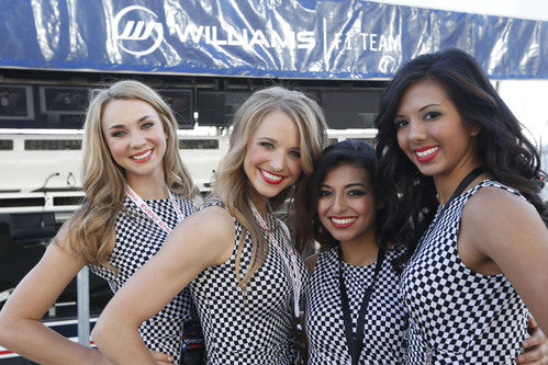 Las azafatas posan junto al cartel de Williams