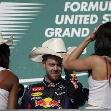 Sebastian Vettel se ajusta el sombrero