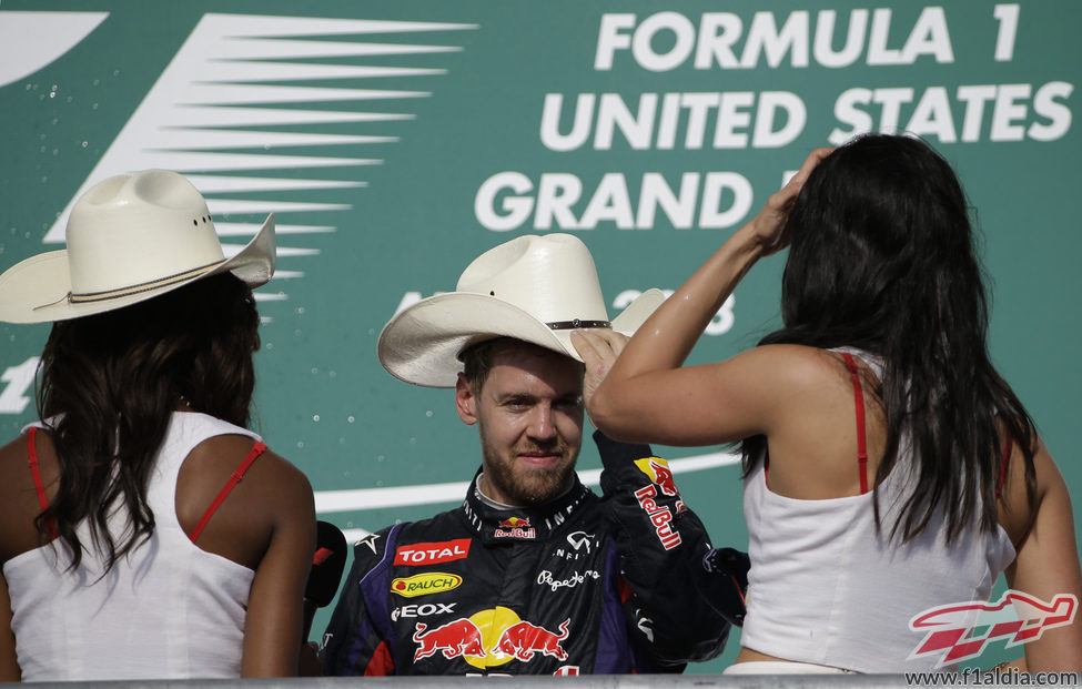 Sebastian Vettel se ajusta el sombrero