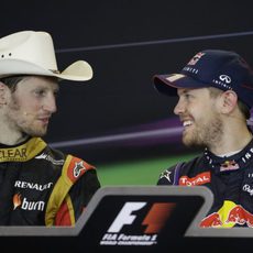 A Sebastian Vettel le hace gracia el sombrero de Romain Grosjean