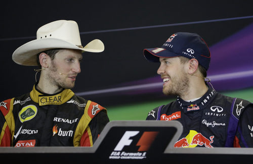 A Sebastian Vettel le hace gracia el sombrero de Romain Grosjean