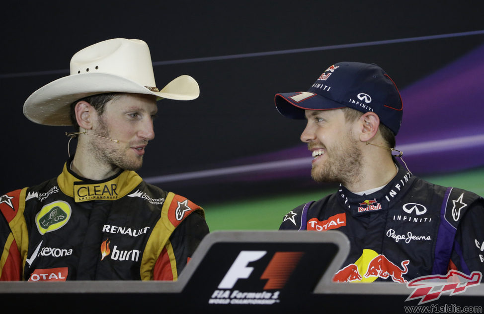 A Sebastian Vettel le hace gracia el sombrero de Romain Grosjean