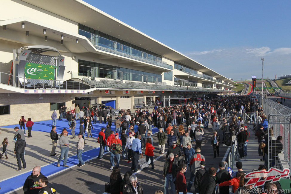 El 'pitlane' del Circuito de las Américas lleno de aficionados