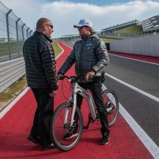 Nico Rosberg al manillar de su bicicleta