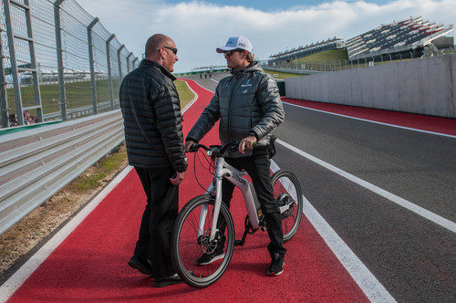 Nico Rosberg al manillar de su bicicleta