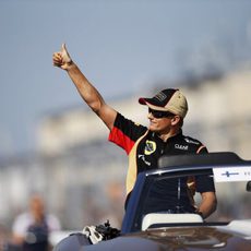 Heikki Kovalainen saluda a los aficionados