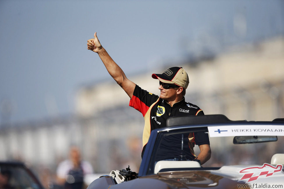 Heikki Kovalainen saluda a los aficionados