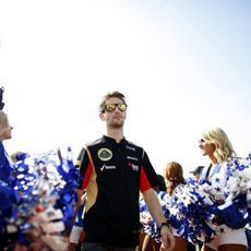 Romain Grosjean pasa entre las animadoras