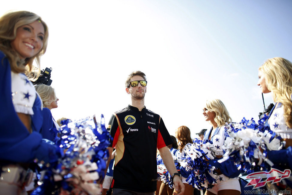 Romain Grosjean pasa entre las animadoras