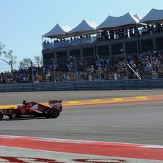 Fernando Alonso avanza en el COTA