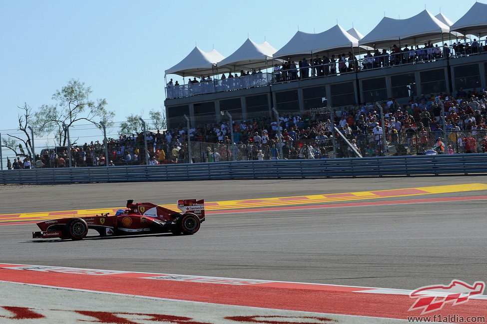 Fernando Alonso avanza en el COTA