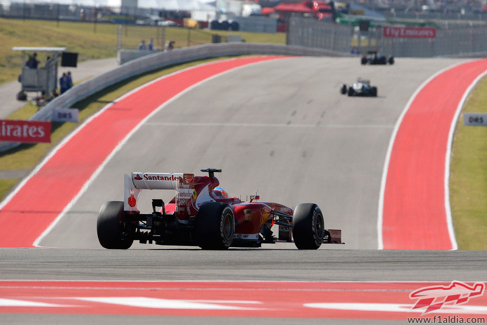 Fernando Alonso cruzó quinto la meta en Austin