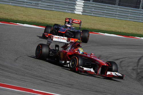 Felipe Massa se defiende de un McLaren