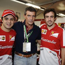 Fernando Alonso y Felipe Massa junto a Antonio Banderas