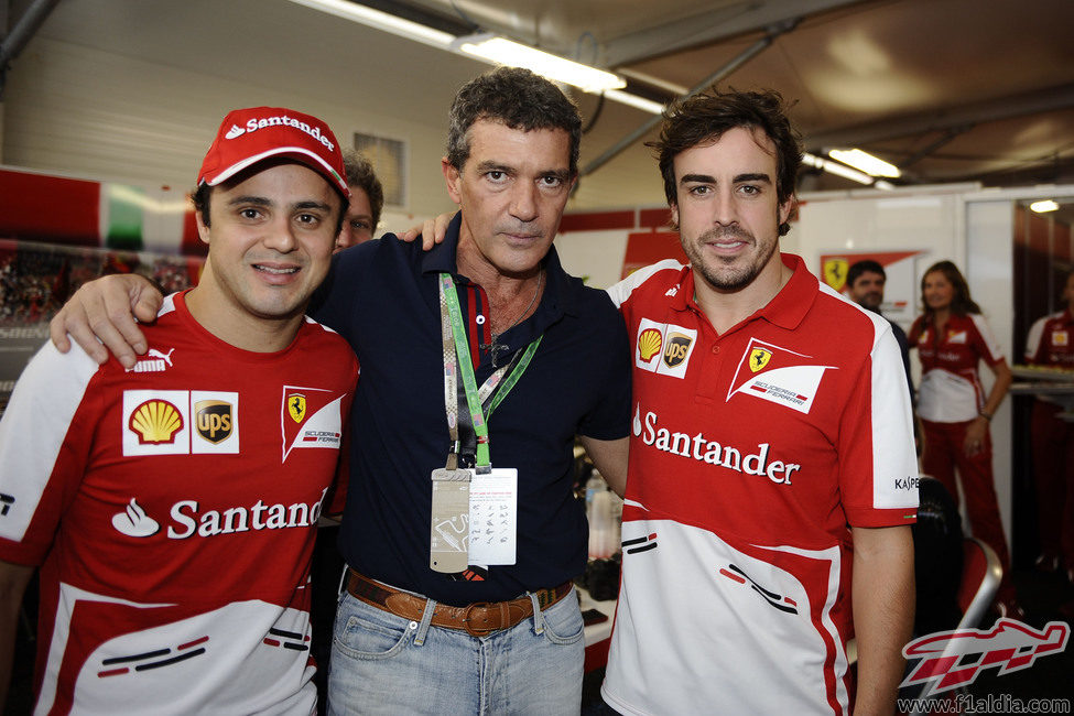 Fernando Alonso y Felipe Massa junto a Antonio Banderas