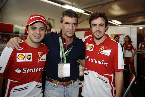 Fernando Alonso y Felipe Massa junto a Antonio Banderas