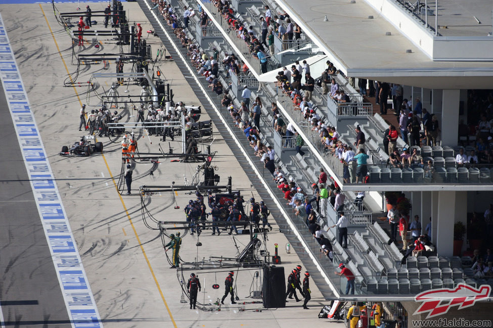 Peculiar vista del pitlane de Austin