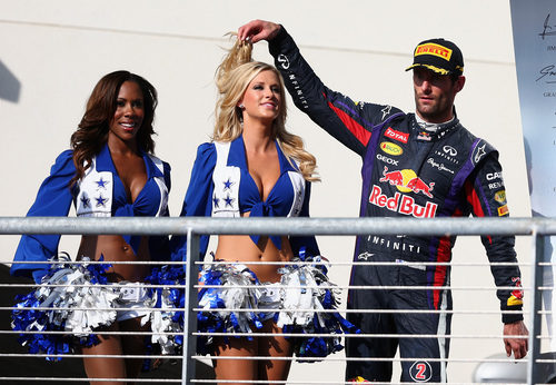 Mark Webber juega con las azafatas