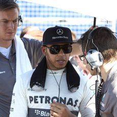 Lewis Hamilton atiende a su equipo