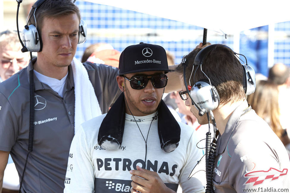 Lewis Hamilton atiende a su equipo