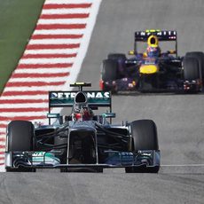 Hamilton rueda por delante de Webber