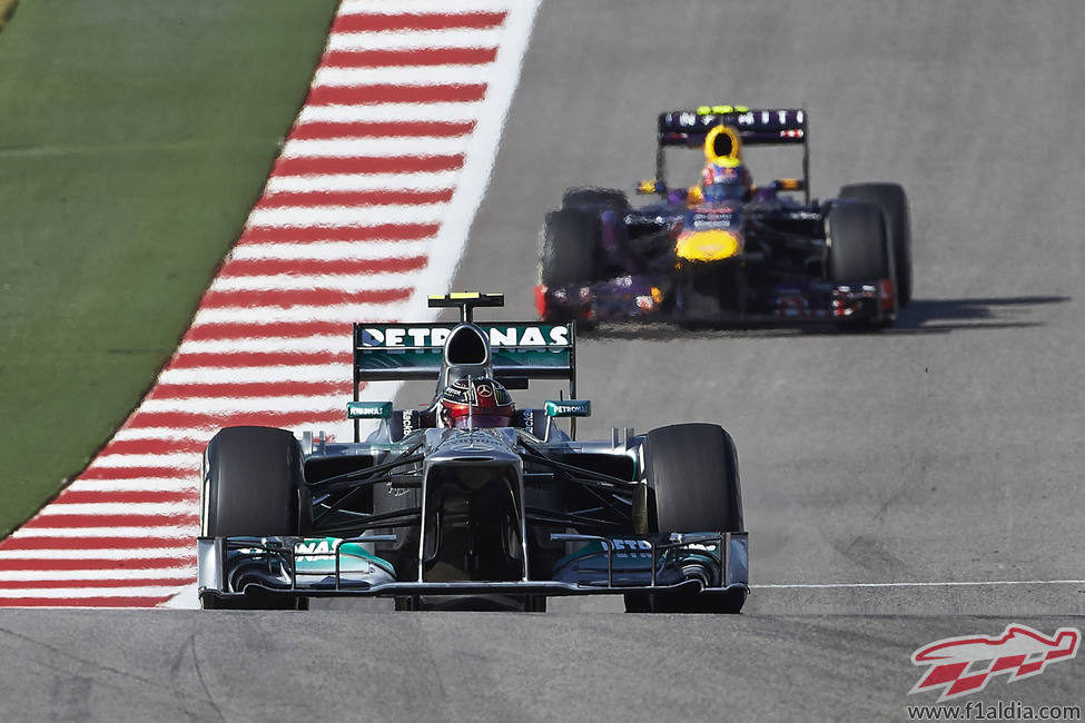 Hamilton rueda por delante de Webber