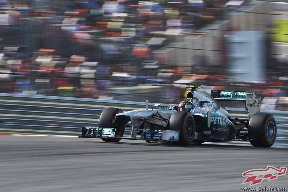 Lewis Hamilton exprime sus neumáticos