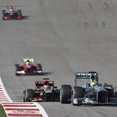 Nico Rosberg se defiende del E21 de Kovalainen