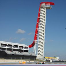 Un Force India bajo la torre del circiuto de Austin