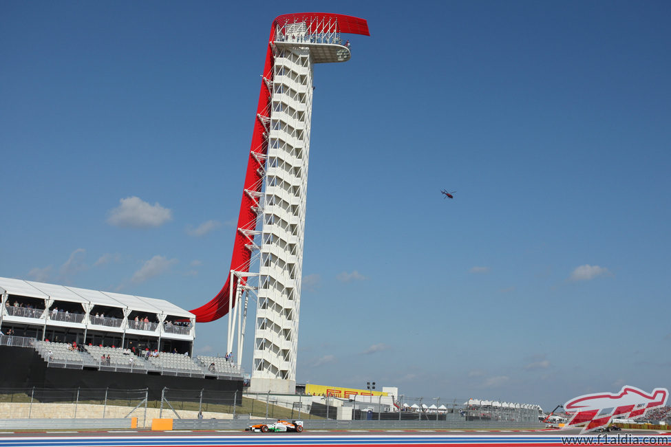 Un Force India bajo la torre del circiuto de Austin