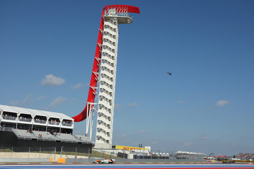 Un Force India bajo la torre del circiuto de Austin