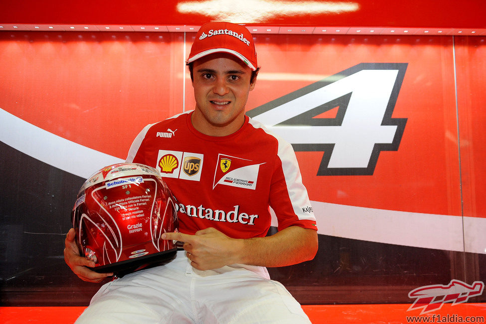 Felipe Massa posa con su casco para el GP de Brasil
