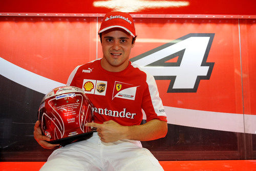 Felipe Massa posa con su casco para el GP de Brasil